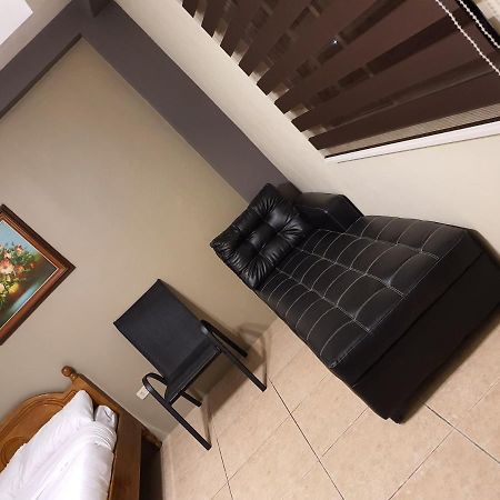 2428 Suites Urdaneta Luaran gambar