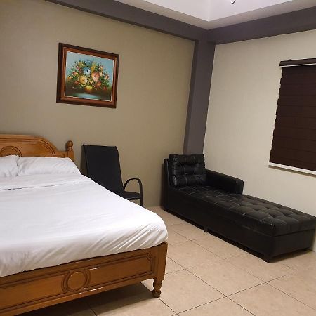 2428 Suites Urdaneta Luaran gambar
