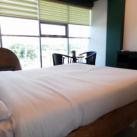 2428 Suites Urdaneta Bilik gambar