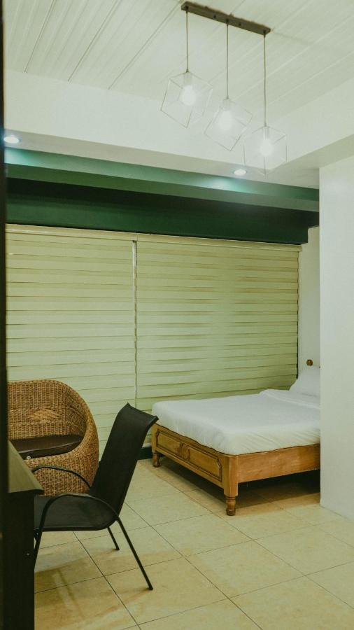 2428 Suites Urdaneta Luaran gambar