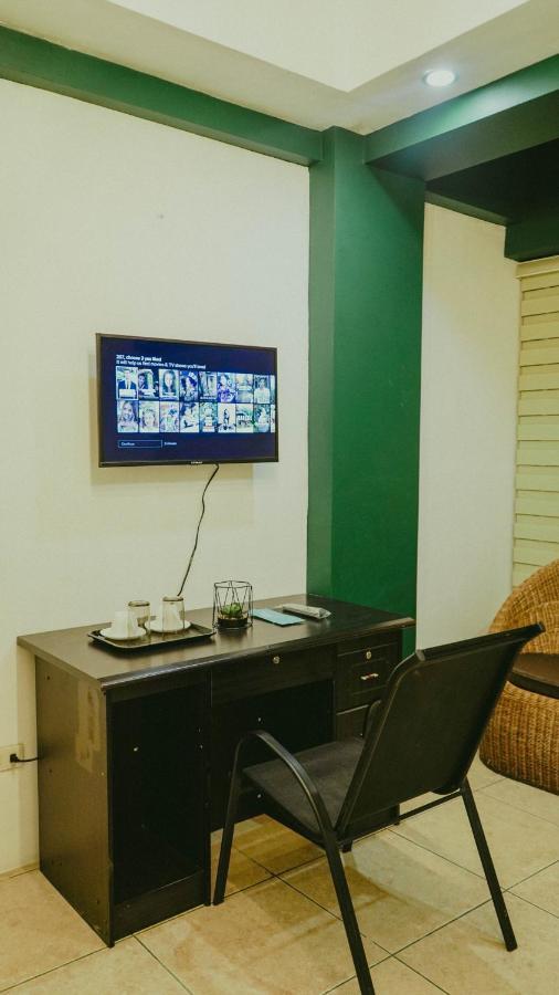 2428 Suites Urdaneta Luaran gambar