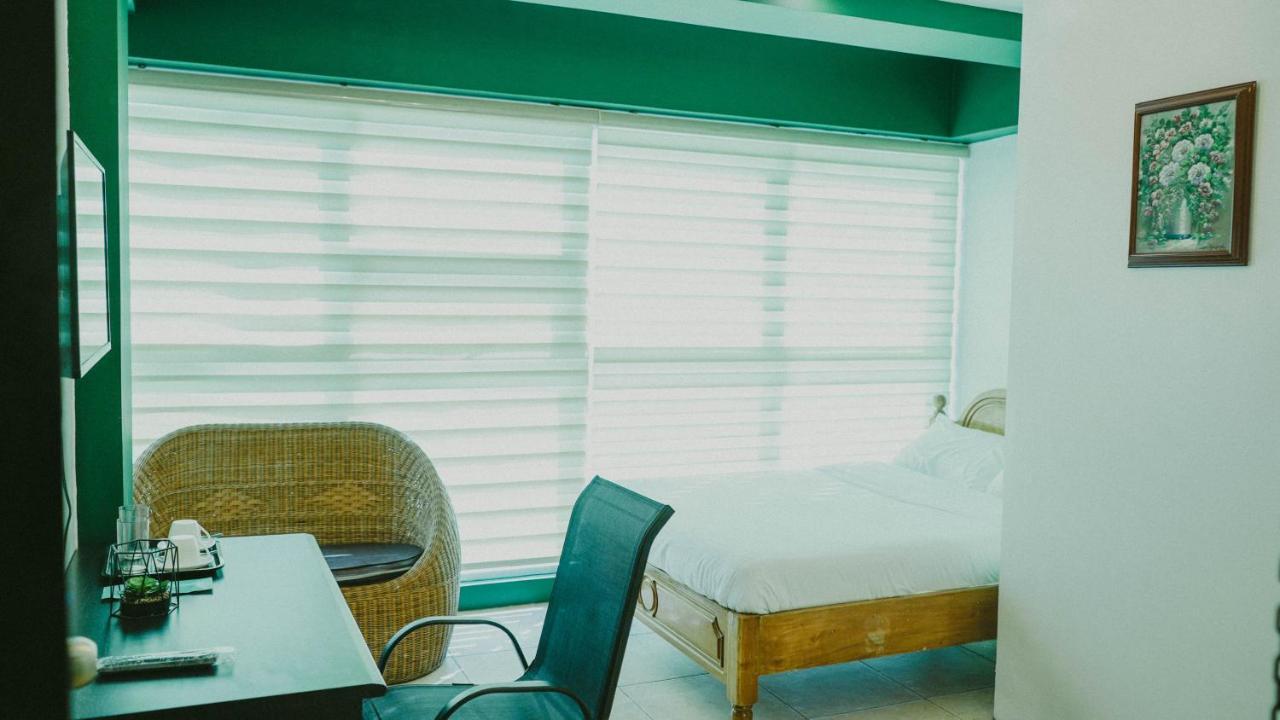 2428 Suites Urdaneta Luaran gambar