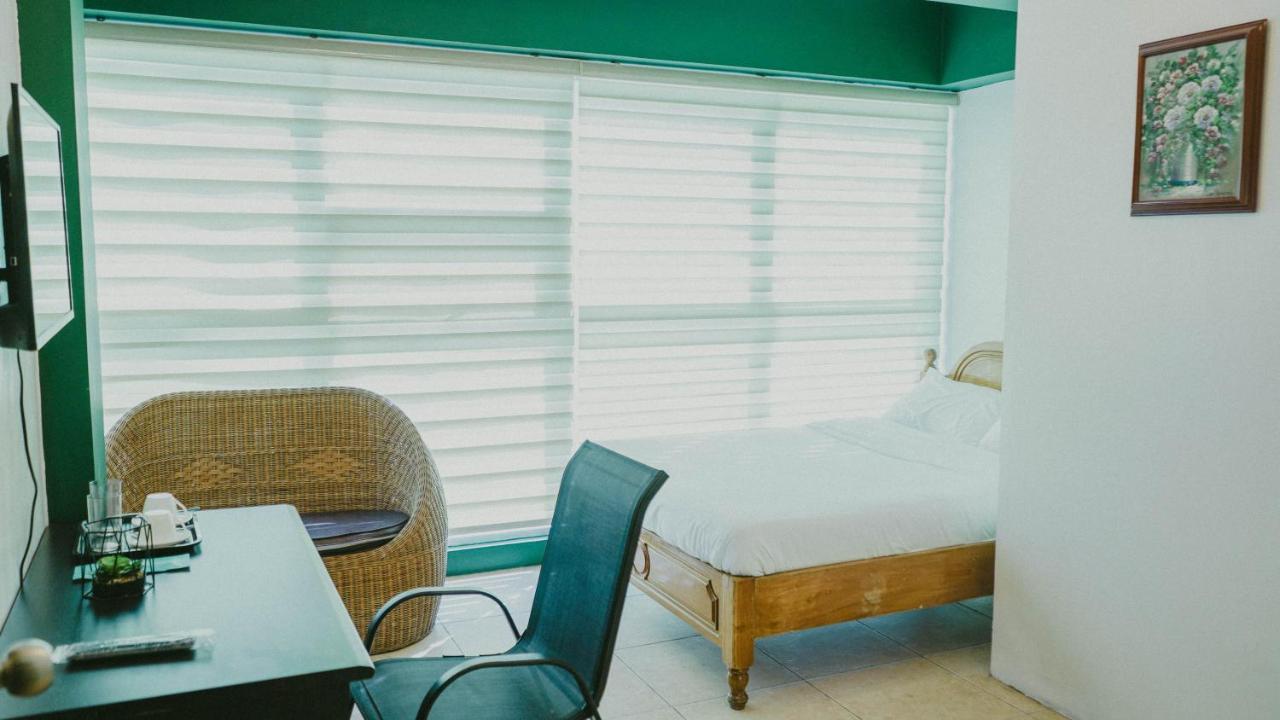 2428 Suites Urdaneta Luaran gambar