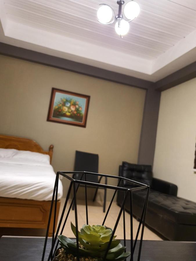 2428 Suites Urdaneta Luaran gambar