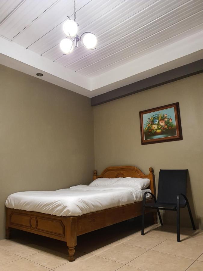 2428 Suites Urdaneta Luaran gambar
