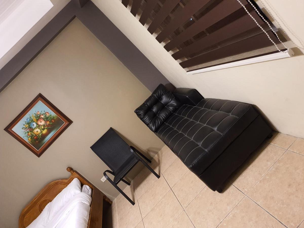 2428 Suites Urdaneta Luaran gambar