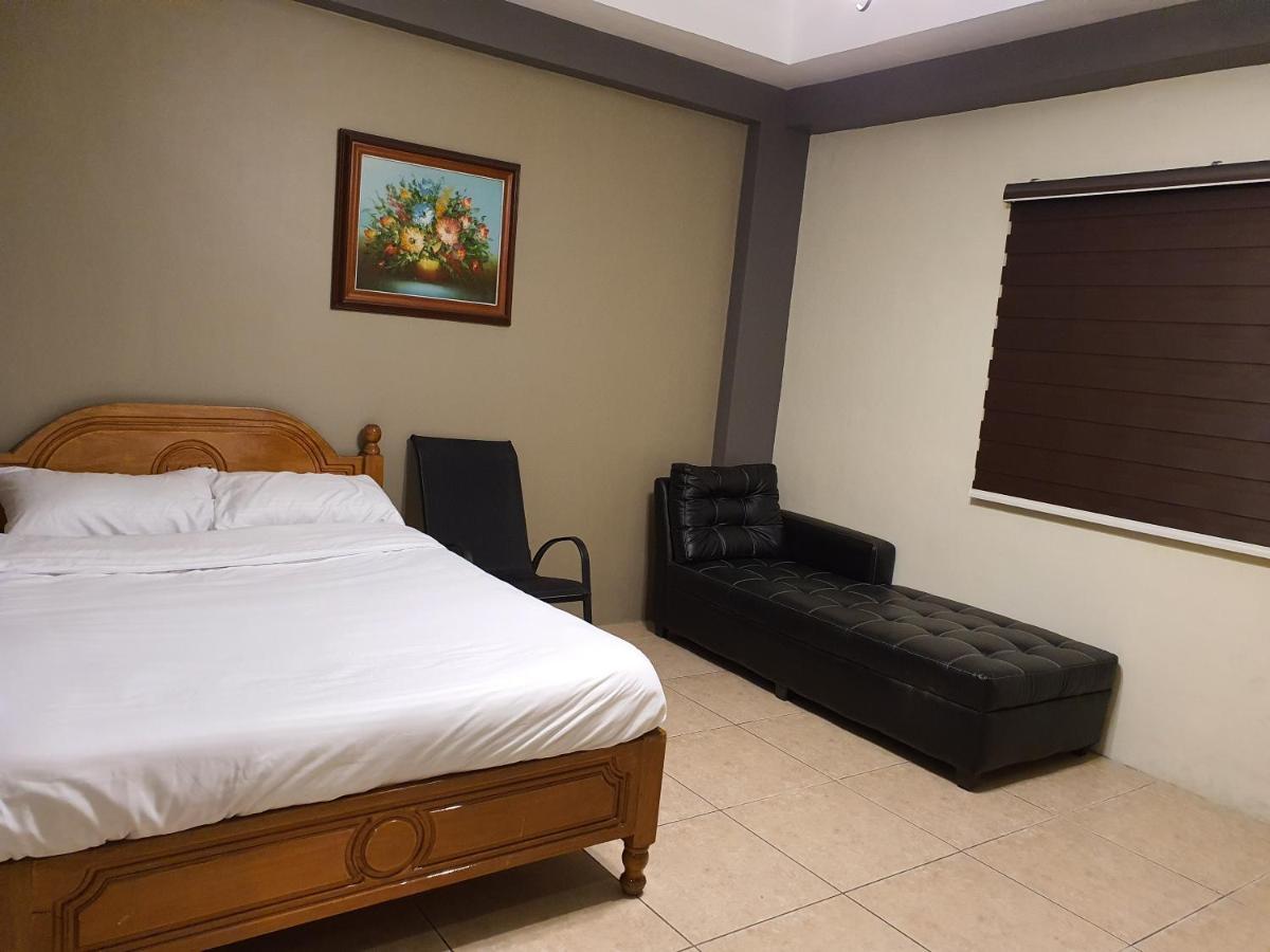 2428 Suites Urdaneta Luaran gambar