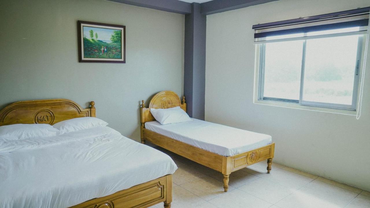 2428 Suites Urdaneta Luaran gambar