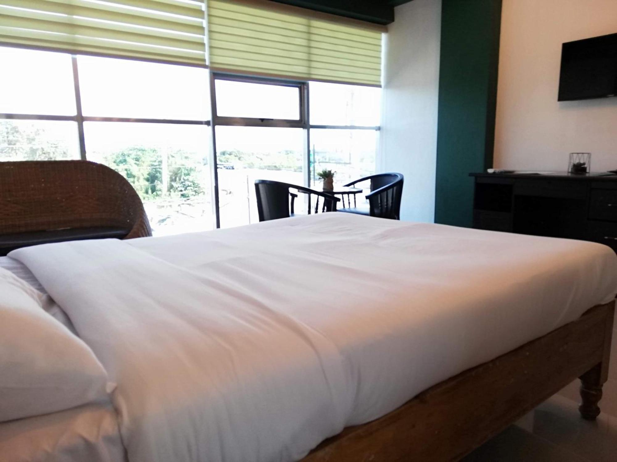 2428 Suites Urdaneta Bilik gambar